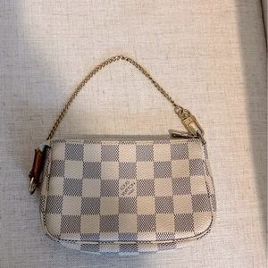 Louis Vuitton mini pochette